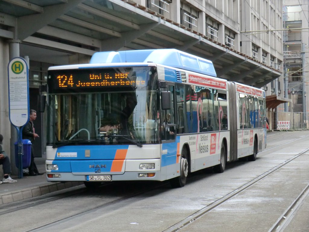 Wagen 302 der Saartal Linien bedient am 27.8.10 die Linie 124 am Hbf.
