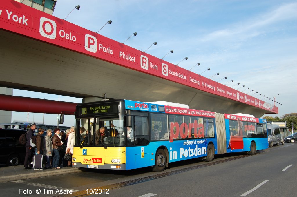 Wagen 4015 (MAN NG313 / MAN GN03) mit seiner neuen Werbung für Porta Möbel auf der Linie 109 am Flughafen Tegel.