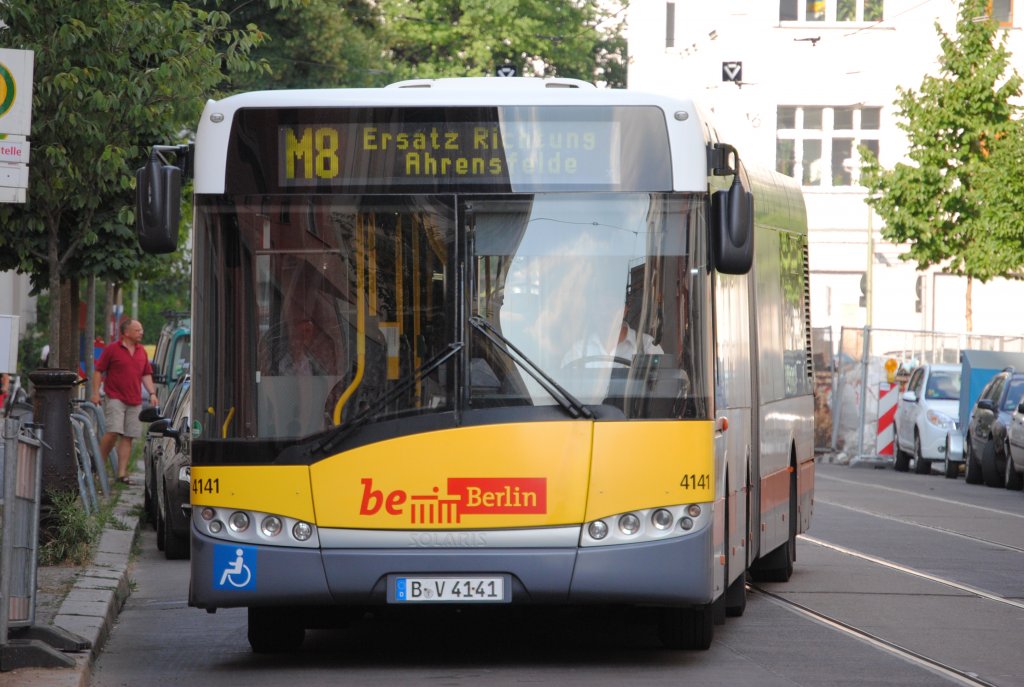 Wagen 4141 im SEV auf der Linie M8, erreicht am 16.07.2010 die Endhaltestelle Whlertstr.