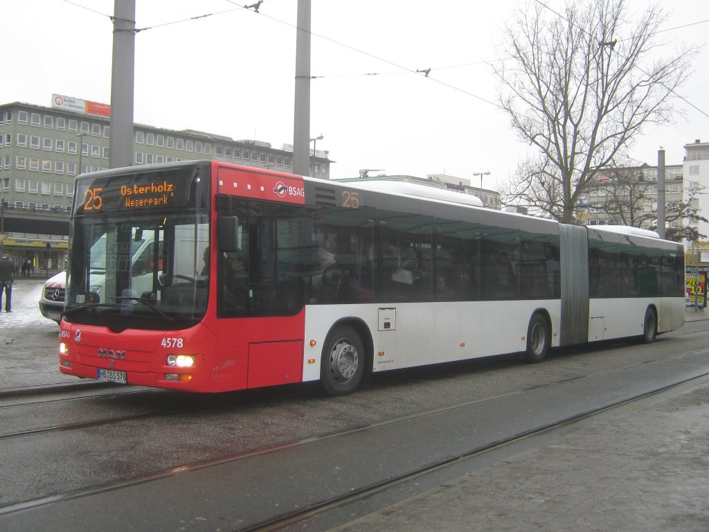 Wagen 4578 bedient gerade die Linie 25 und steht am HBF um nach Osterholz/Weserpark zuu fahren. Ausgestattet ist er wie alle neuen Gelenkbusse mit dem MAN D2066 LUH 60 EEV. 235 KW / 320 PS. Der D20 Motor ist brigens ein Common-Rail Motor.