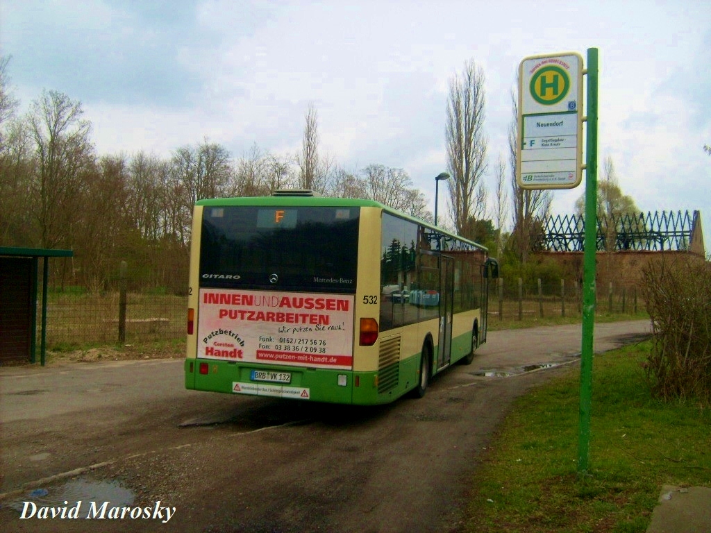 Wagen 532 der VBBr verlsst gerade den Terminus in Neuendorf . 
Das Foto entstammt dem jahre 2011 und zeigt den Endpunkt bevor dieser 
umsrukturiert und umgebaut wurde ... 