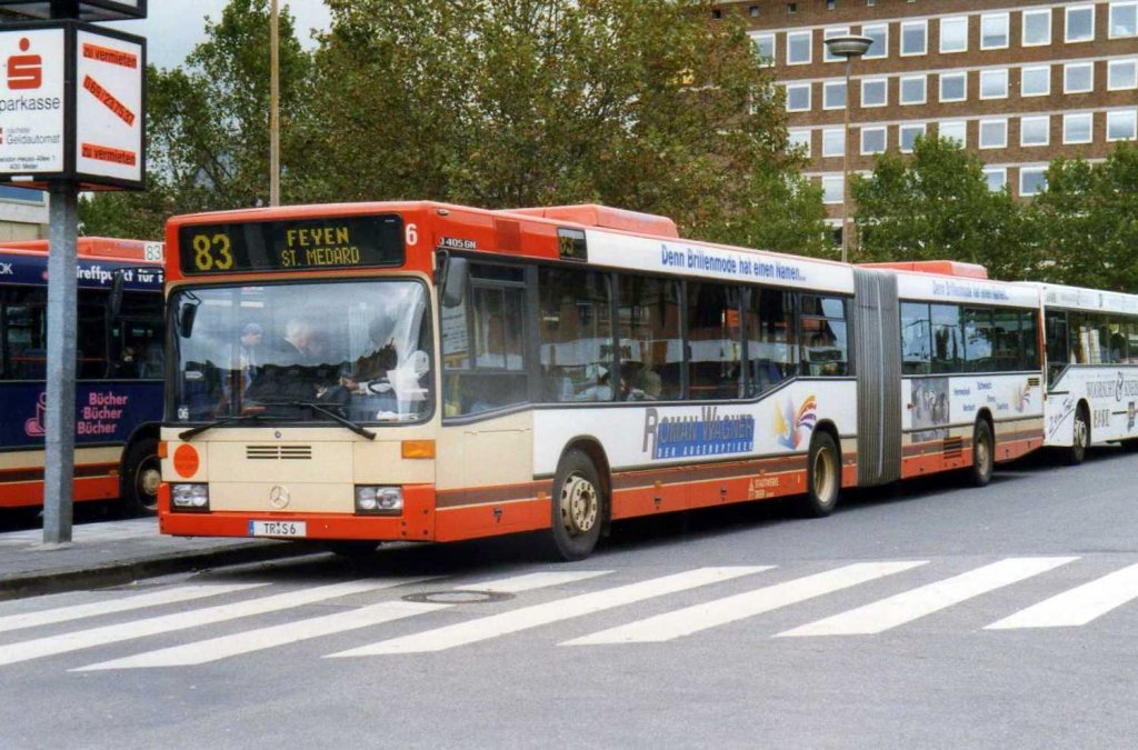 Wagen 6 der Stadtwerke Trier, ein Mercedes O405 GN, aufgenommen im Oktober 1997 in Trier am Hauptbahnhof.