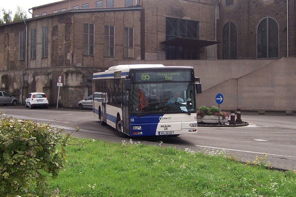 Wagen 66 der VVB, ein MAN NL263 mit EZ 2002, ist im Oktober 2012 auf dem Weg zur Saarbahnhaltestelle Riegelsberg Sd.