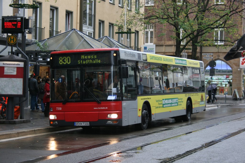 Wagen 7330 (D XN 7330) mit der Linie 830 zur Stadthalle Neuss.
Aufgenommen an 28.11.2009 an der Schwannstr. in Neuss.