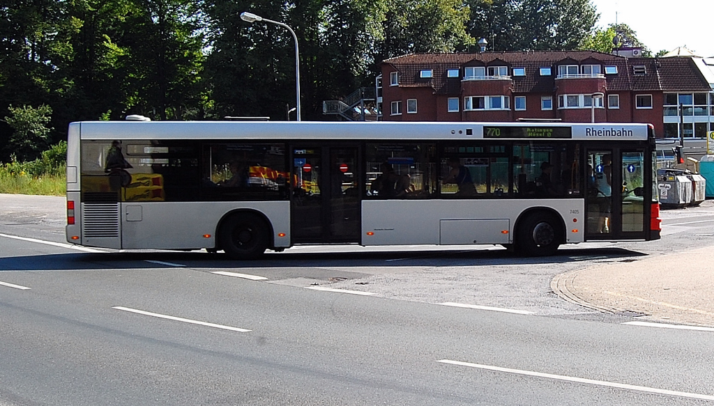 Wagen 7405 der Rheinbahn kurz vor der Endhaltestelle S-Bahnhaltepunkt Hsel, hier endet die Fahrt der Linie 770. Sonntag 18. Juli 2010