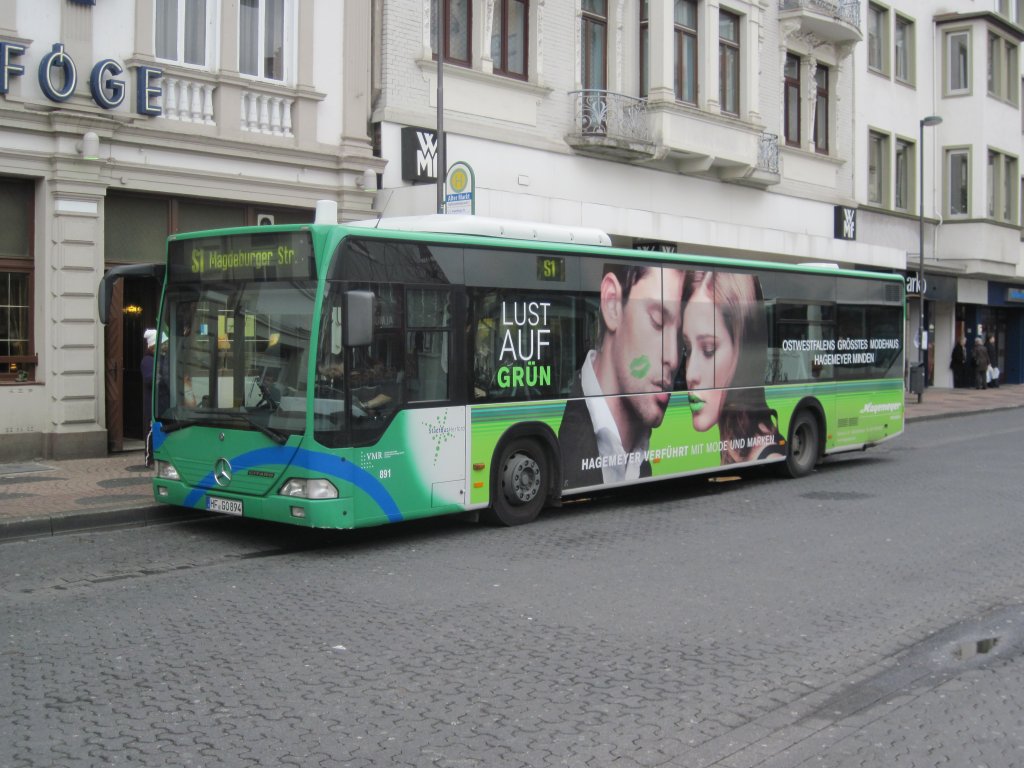 Wagen 891 der Verkehrsbetriebe Minden Ravensberg als S1 Richtung Magdeburger Strae. Der Bus trgt Werbung fr das Modehaus Hagemeyer in Minden.

Aufgenommen am 10.03.2011 am Alten Markt in Herford. Zu dem Zeitpunkt trug der Bus erst ein paar Tage die Werbung.