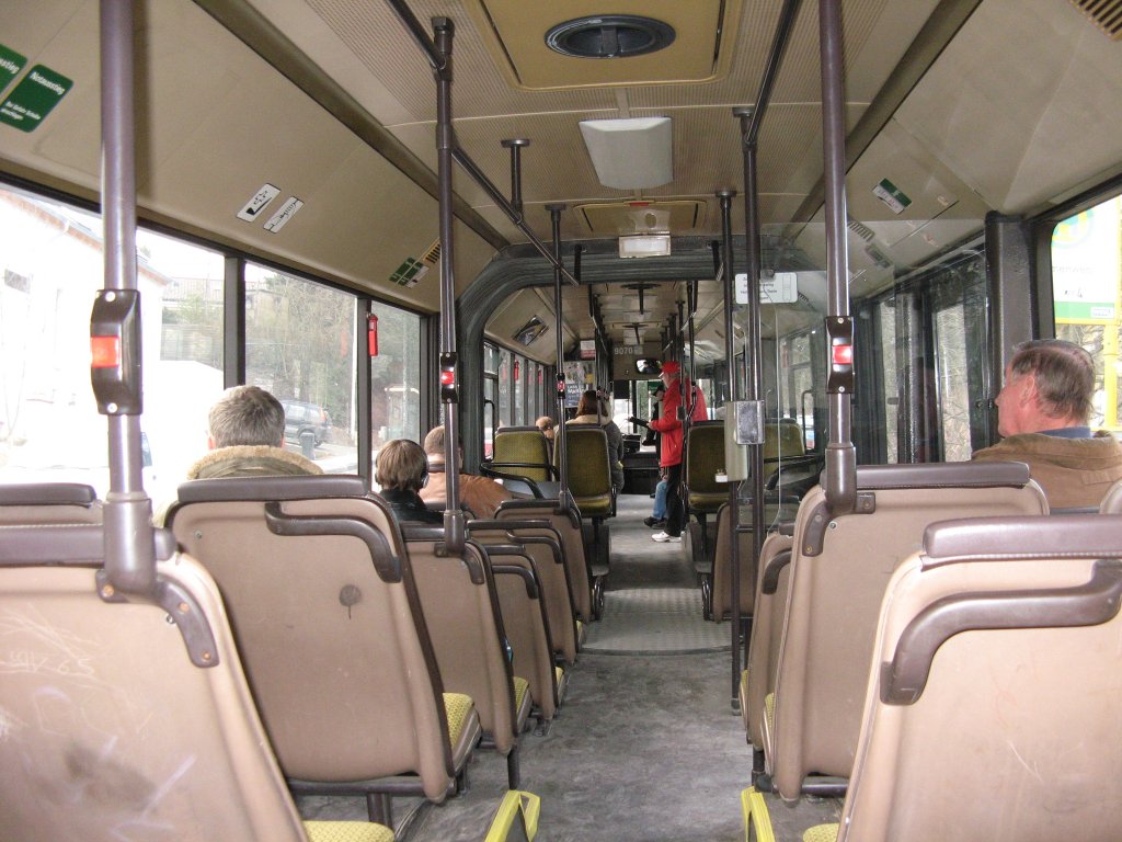Wagen 9070 auf der Linie 618 Richtung Dellbusch an der Haltestelle Immenweg von der Rckbank fotografiert. Er gehrt zu den 17 Bussen, die die WSW Anfang 2010 wegen des Schwebebahnausfalls dazukaufen mussten.