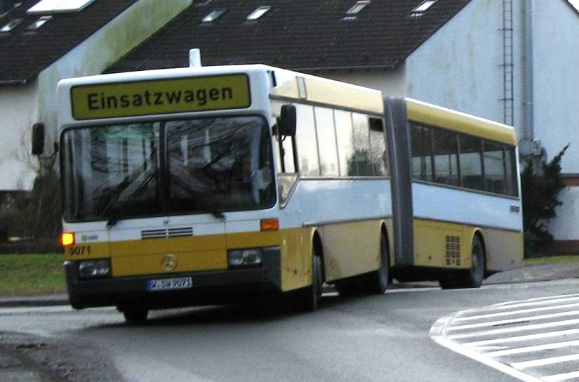 Wagen 9071 der Linie 624 berquert die Gennebrecker Str. um die Endhaltestelle Sternenberg zu erreichen. Da die  Ergnzungs-Busse  der WSW nur mit  Einsatzwagen  beklebt sind, werden Linie und Endhaltestelle durch ein grnes Schild hinter der Windschutzscheibe angezeigt.