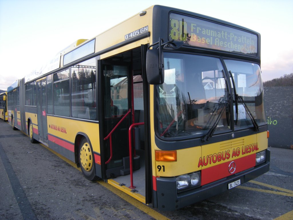 Wagen 91, einer der neusten O405GN der AAGL, am Bahnhof in Liestal.