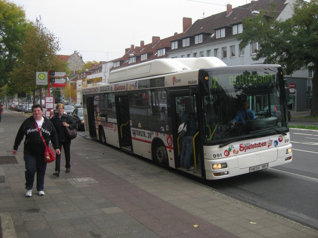 Wagen 991 (HI-SV 991) des Stadtverkehrs in Hildesheim an der Haltestelle Rathausstrae. Hier mit einer eher unspektakulren Werbung fr ein Spielcasino.