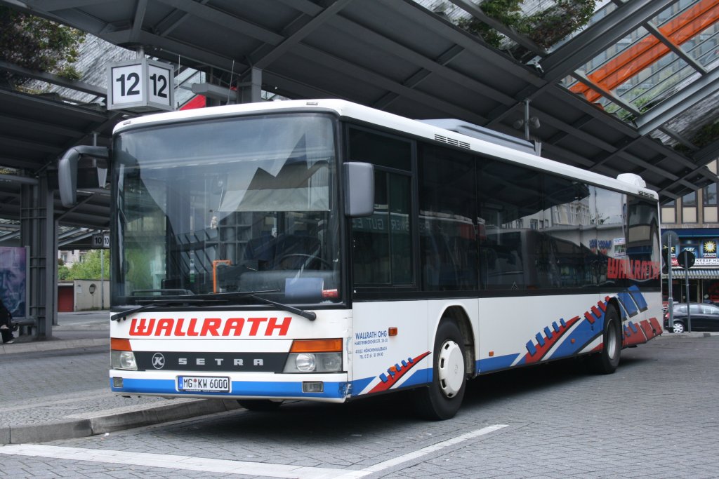 Wallrath (MG KW 6000) steht hier am HBF Mnchengladbach.
13.5.2010 