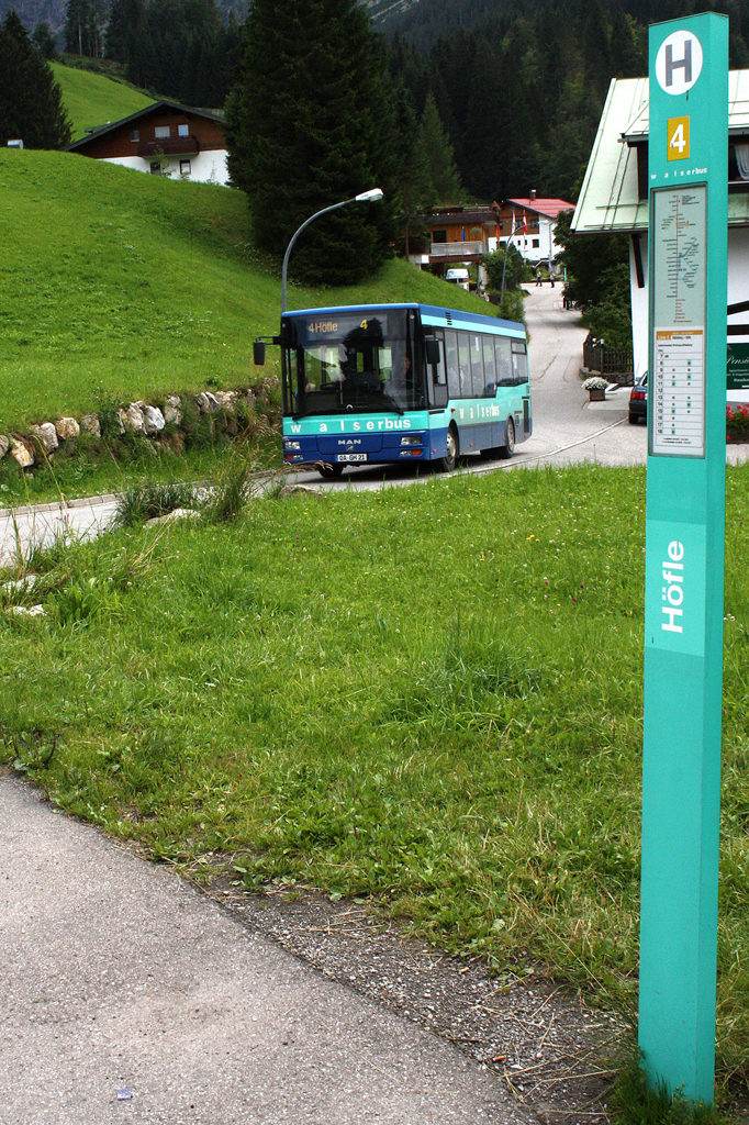 Walserbus Linie 4 an der Endstation Hfle im Kleinwalsertal. Typ: MAN Lion's City K.  29.07.2011