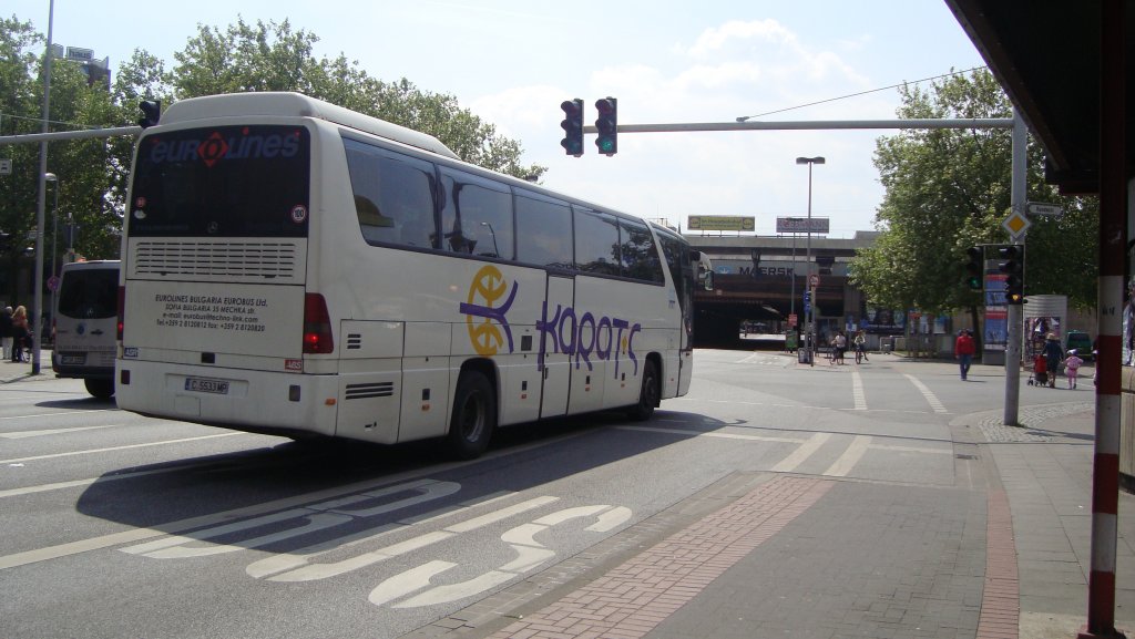 Warscheinlich ein Mercedes Bus an der Ampel (Hannover/ZOB Mai 09).