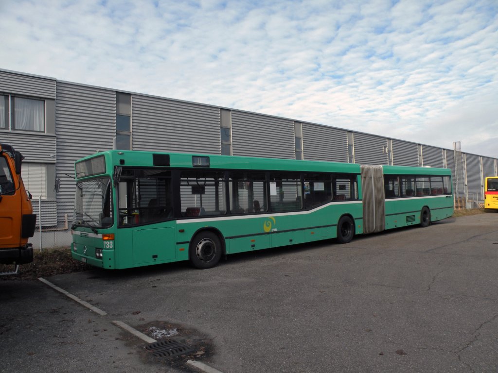 Wegen akuten Platzproblemen in der Garage Rankstrasse mssen die Busse mit den Betriebsnummern 731 - 736 in Pratteln auf einem Parkplatz abgestellt werden. Die Aufnahme vom Mercedes 733 entstand am 24.01.2011.