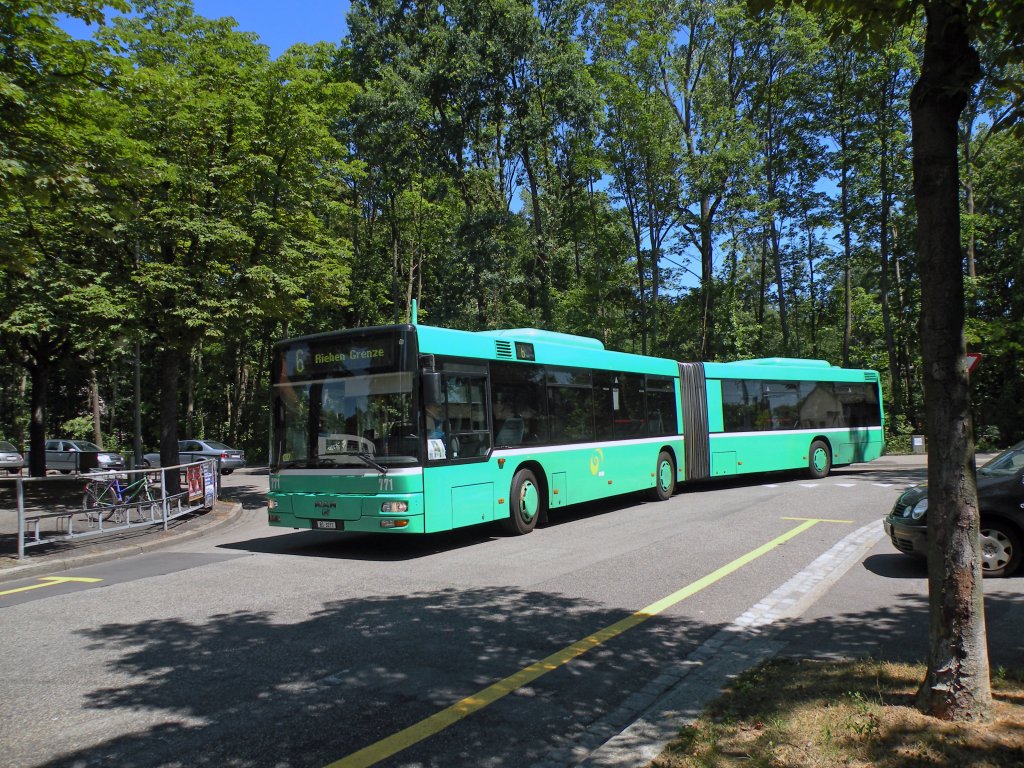 Wegen Bauarbeiten beim Bad. Bahnhof ist die Linie 6 zwischen Messeplatz und Eglisee unterbrochen und wird durch Busse ersetzt. Hier MAN Bus mit der Betriebsnummer 771 bei der Einfahrt zur provisorischen Haltestelle beim Eingang zum Gartenbad Eglisee. Die Aufnahme stammt vom 08.07.2010.