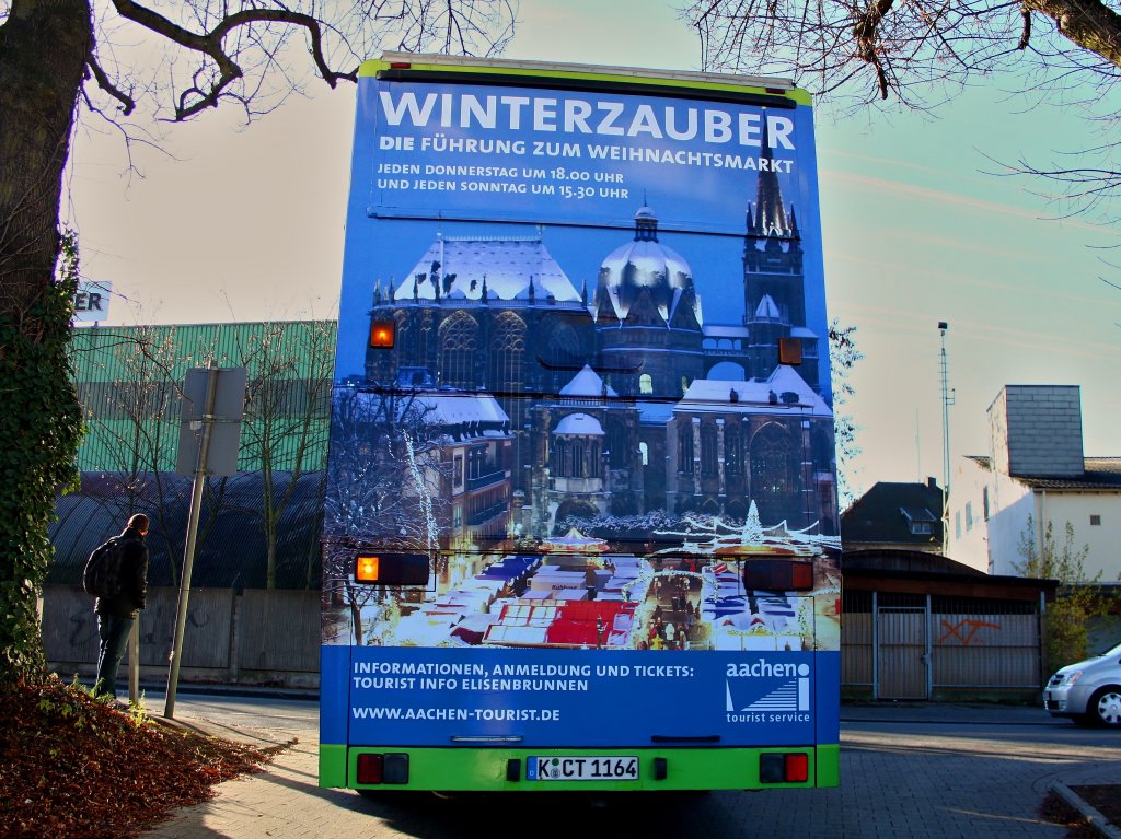 Weihnachtsmarktwerbung auf dem Heck eines Doppeldeckerbus, der die Gste des Aachener Weihnachtsmarkt vom Bendplatz in die Innenstadt bringt.