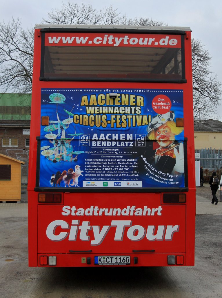 Werbung fr das Aachener Weihnachts Circus Festival auf dem Heck eines Doppeldeckerbus, der die Gste des Aachener Weihnachtsmarkt vom Bendplatz in die Innenstadt bringt. (15.12.2011)