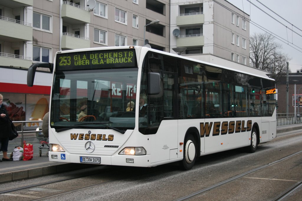 Wessels (RE RW 1070) am 1.12.2009 an der Buererstr in Gelsenkirchen Horst mit der Linie 253 nach Gladbeck Brauck.