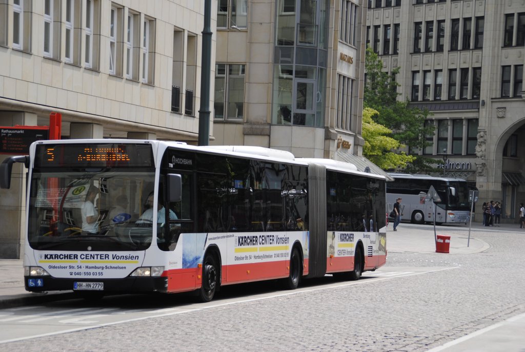 WG 7709 auf der Linie 5 nach A Burgwedel am Rathausmarkt in Hamburg am 01.08.2010.