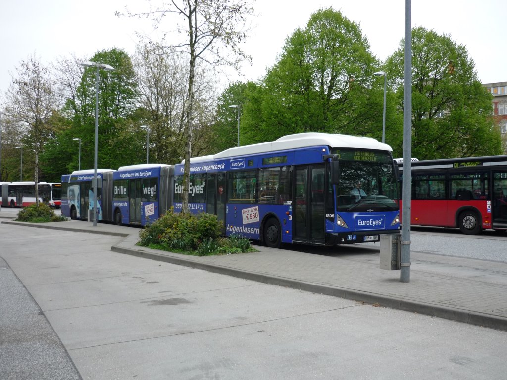 Wg. 8506 der Hamburger-Hochbahn macht Pause am ZOB, in Hamburg bevor es wieder auf Tour geht am 11.05.2010.