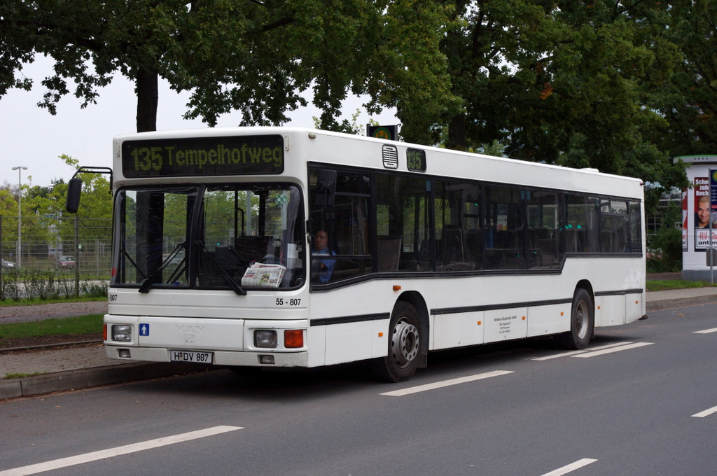 Wg.55-807 des stra Subunternehmer Hartmann Busbetrieb GmbH am 25.September 2010 an der Haltestelle Paracelusstrae.