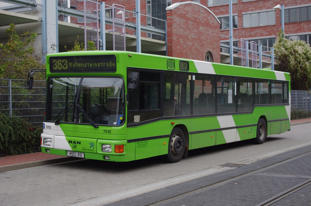Wg.7812 der Üstra Reisen am 25.September 2010 an der Haltestelle Bhf.Döhren.