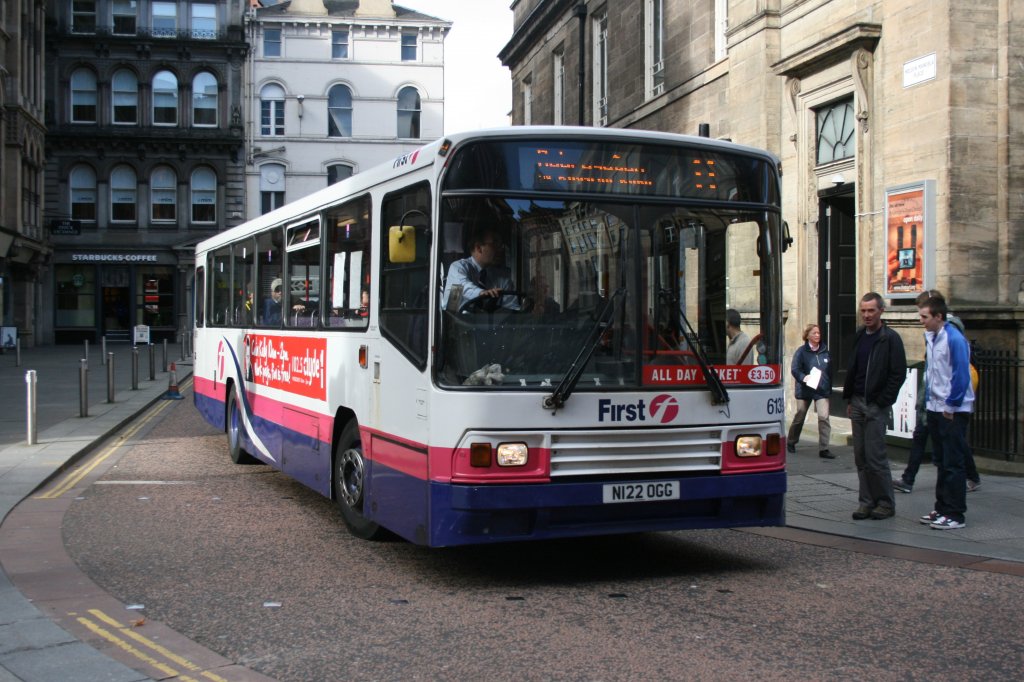 Wie die meisten grsseren Stdte Grossbritanniens verfgt auch Glasgow nicht ber einen einzigen grossen Stadtbusbetrieb, sondern diverse kleinere Netze von Grossbetrieben. Auch First ist zu finden; Wagen 6139 (NI22OGG Volvo/Alexander B10M-55, 1996) ist am 7.10.2009 unterwegs zwischen dem Central- und dem Queen-Street-Bahnhof.