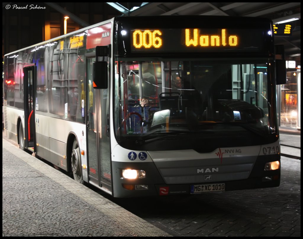 Wieder die 006 nach Wanlo im Hauptbahnhof von Mnchengladbach, diesmal allerdings Wagen nummer 0710 von Mbus.
Aufnahmedatum: 05.01.10
Aufnahmezeit:  17:58