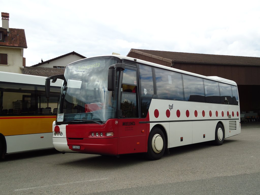 Wieland, Murten (TPF) Nr. 29/FR 300'599 Neoplan (ex P 25'166) am 26. Juli 2010 Sugiez, Bahnhof (prov. Haltestelle)