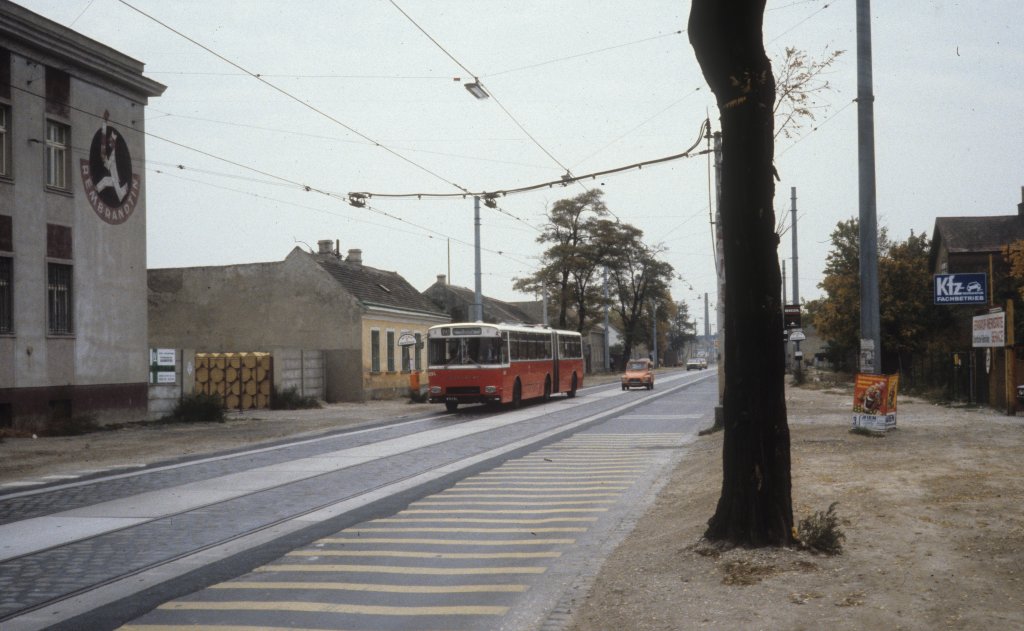 Wien WVB Autobuslinie 27A (Grf&Stift-Gelenkbus 8094) Donaufelder Strasse im Oktober 1979.