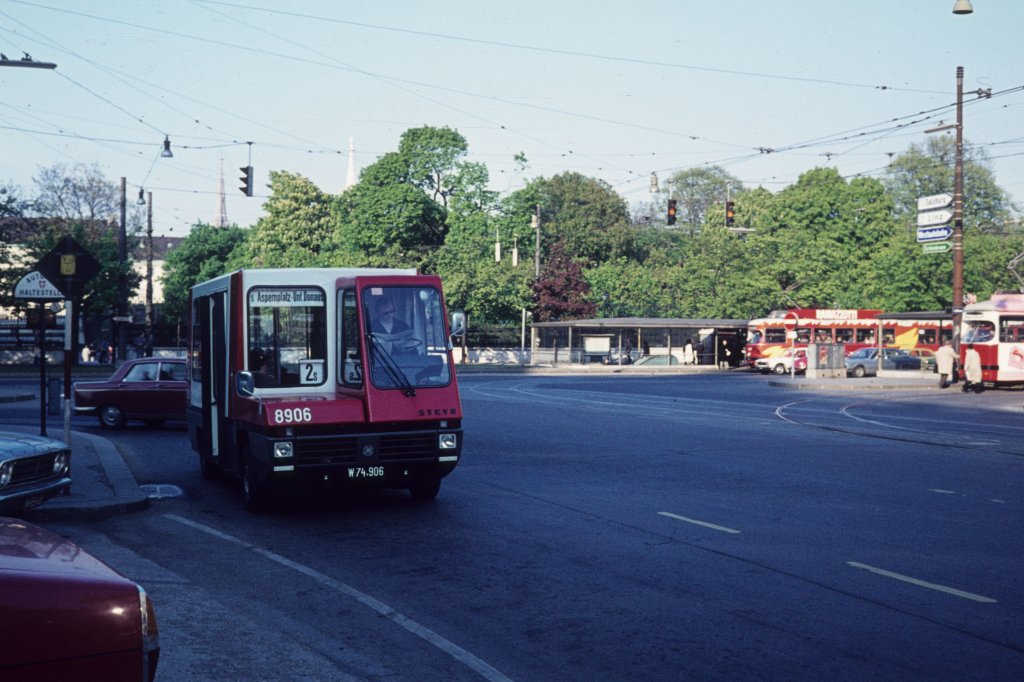 Wien WVB Buslinie 2S (Steyr City-Bus 8906) Babenbergerstrasse / Burgring am 30. April 1976
