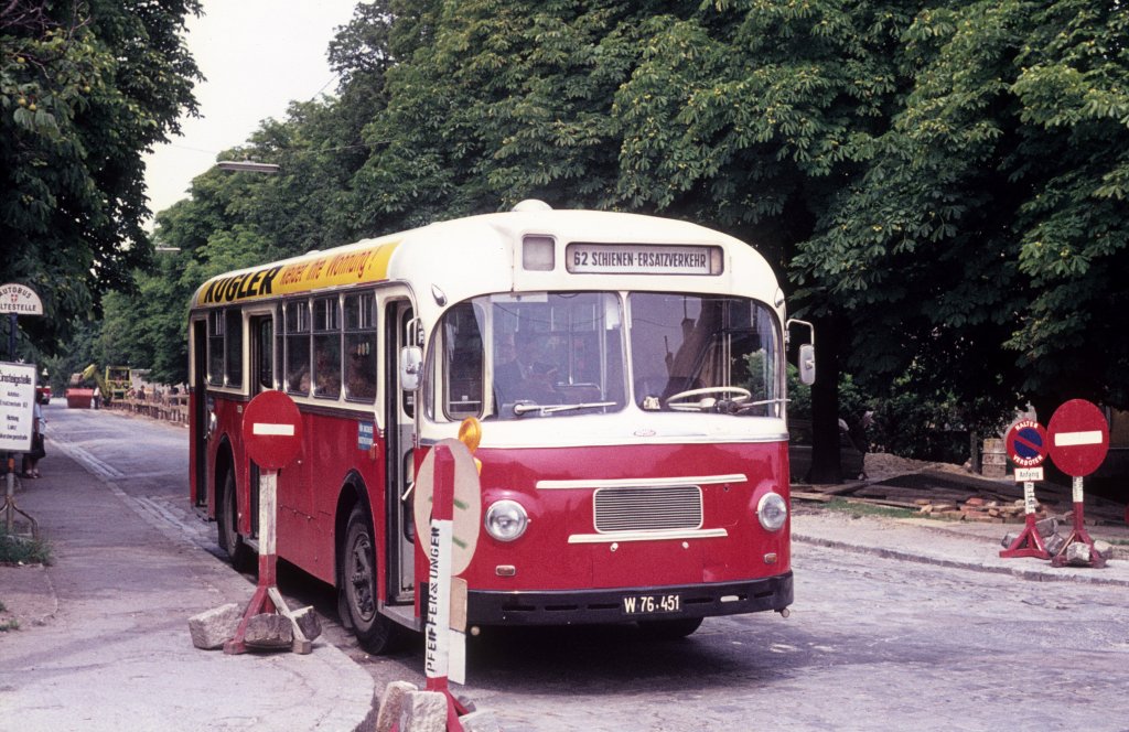 Wien WVB Schienen-Ersatzverkehr fr die Strassenbahnlinie 62 ab 25. Feber bis September 1974. Auf dem Foto hlt der Autobus am 16. Juli 1974 in der Kernstrasse an der einen provisorischen Endstation, die andere Endstation befand sich am Schloss Hetzendorf.