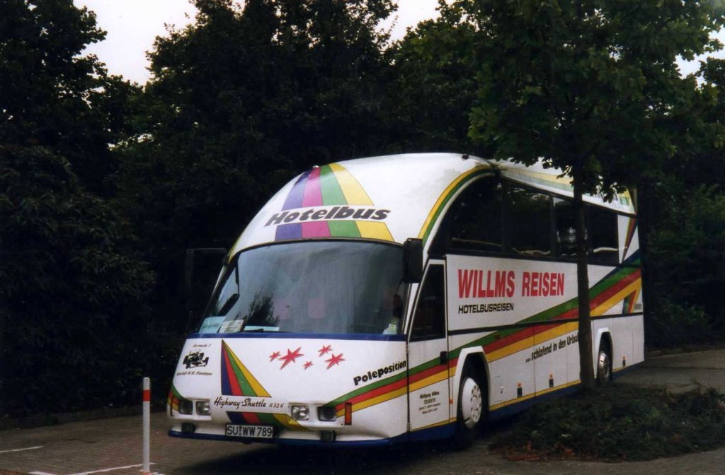 Willms Reisen Hotelbus im August 1998 auf dem Parkplatz der Westfalenhallen in Dortmund.