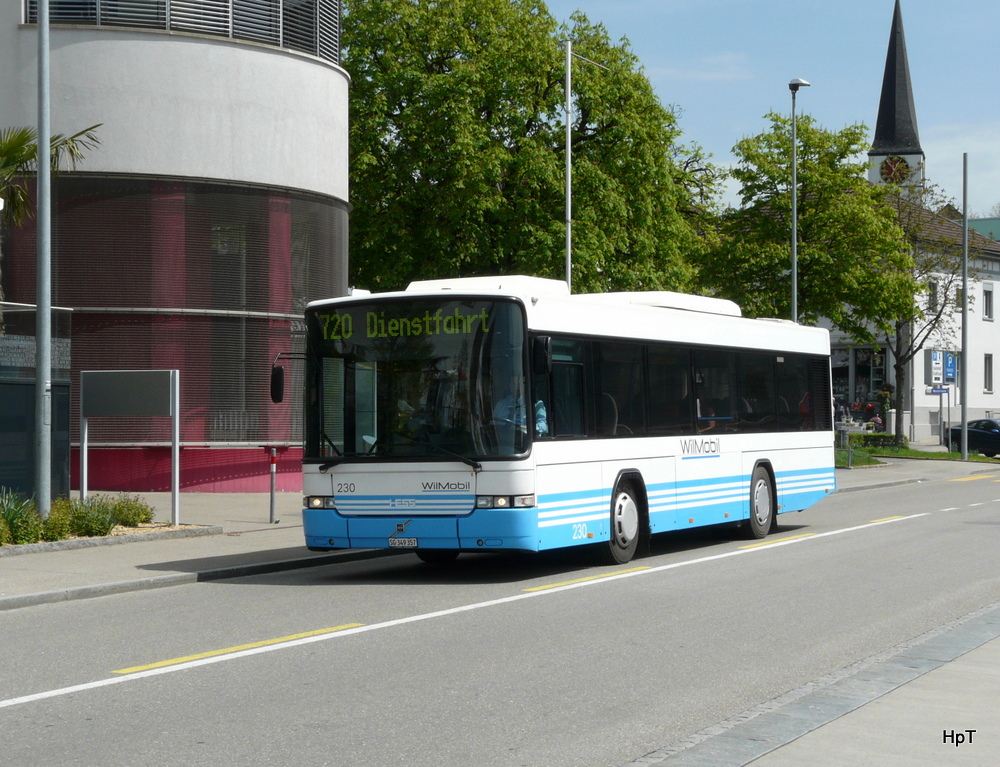 Wilmobil - Volvo-Hess  Nr.230  SG  349357 unterwegs auf Dienstfahrt in der Stadt Wil am 27.04.2012