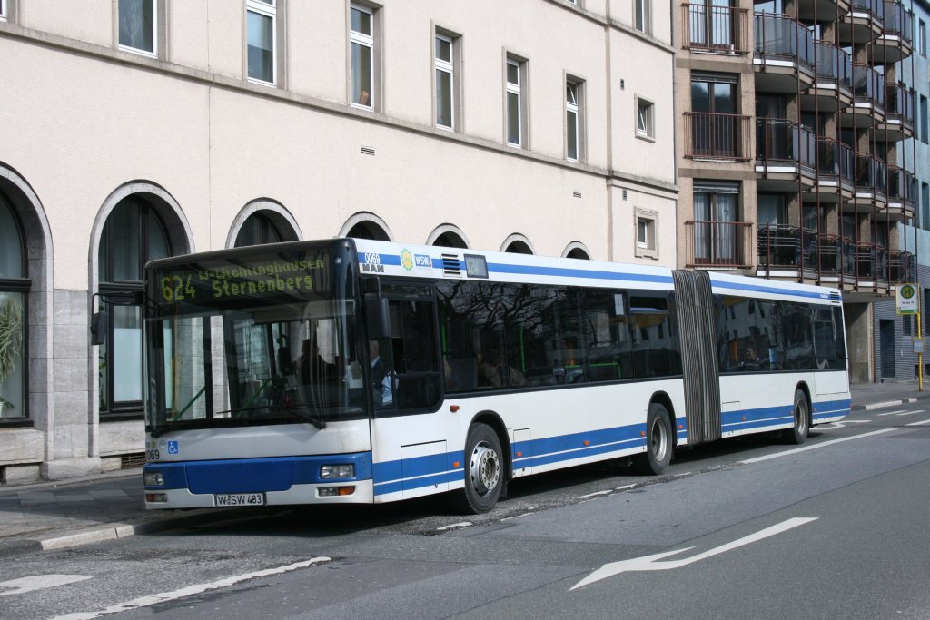 WSW 0069 (W SW 483) am Bahnhof Oberbarmen mit der Linie 624 nach W-Wichlinghausen.
17.3.2010