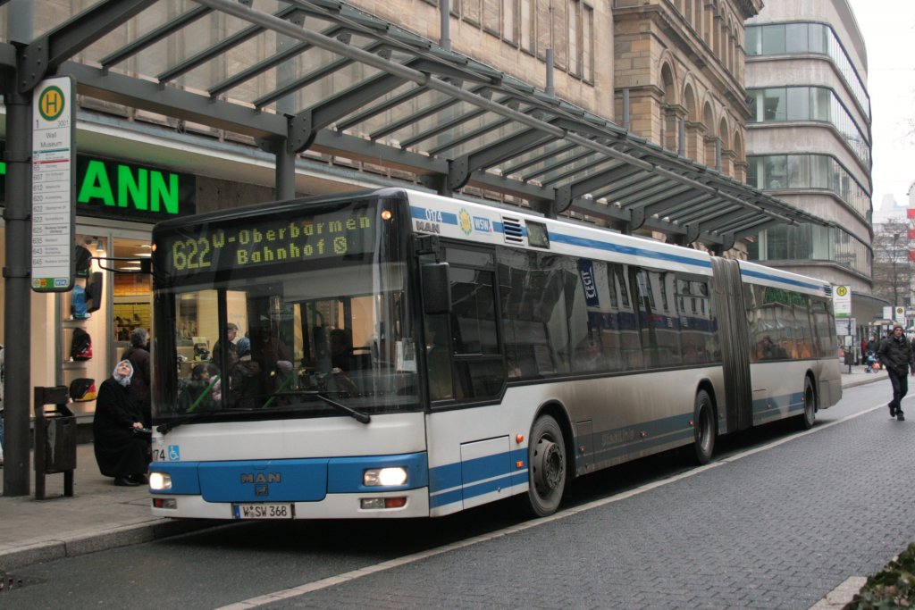 WSW 0174 (W SW 368) am Wall Museum mit der Linie 622 nach W-Oberbarmen.
13.3.2010