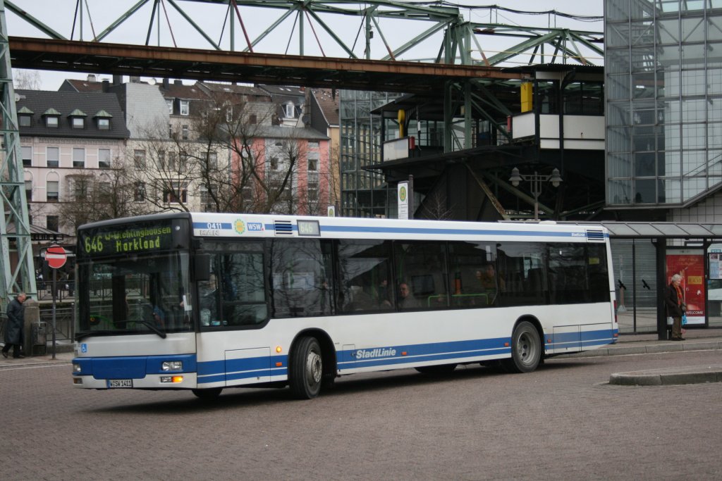 WSW 0411 (W SW 1411) mit der Linie 646 am Bf Wuppertal Oberbarmen.
27.12.2009