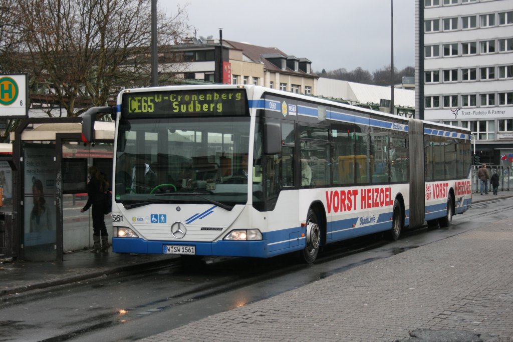 WSW 0561 (W SW 1561) mit Werbung fr Heizl Vorst am HBF Wuppertal,27.12.2009.