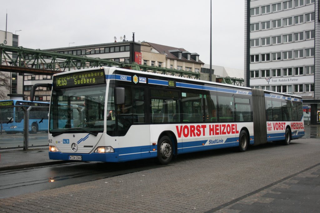 WSW 0562 (W SW 1562) mit Werbung fr Vorst Heizl.
Wuppertal HBF,27.12.2009.