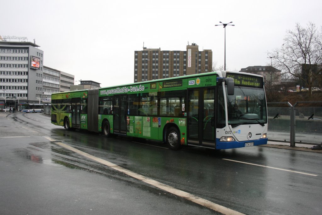 WSW 0572 (W SW 1572) mit dem Gesundheitsbus.
Wuppertal HBF,27.12.2009.