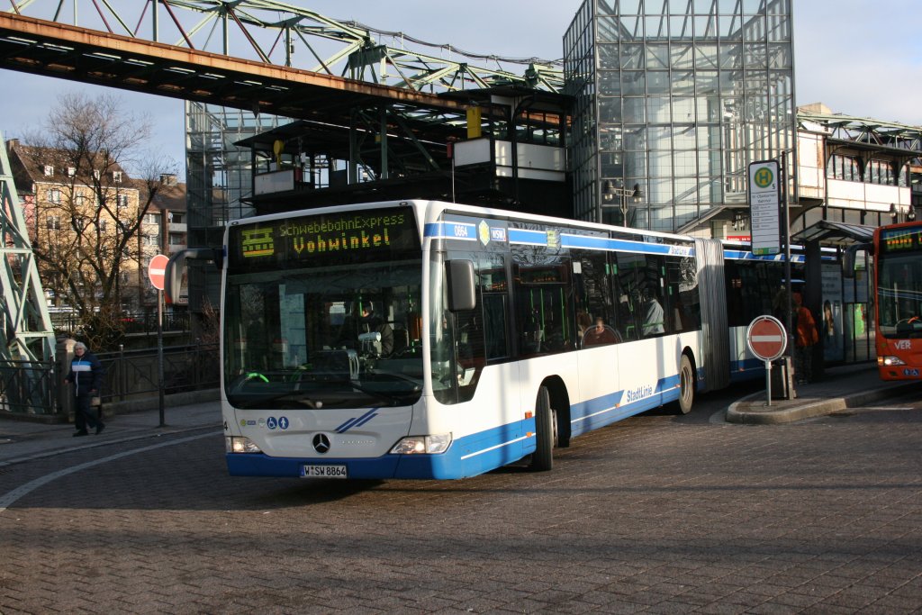 WSW 0864 (W SW 8864) mit dem SchwebebahnExpress am Bf Wuppertal Oberbarmen.
27.12.2009