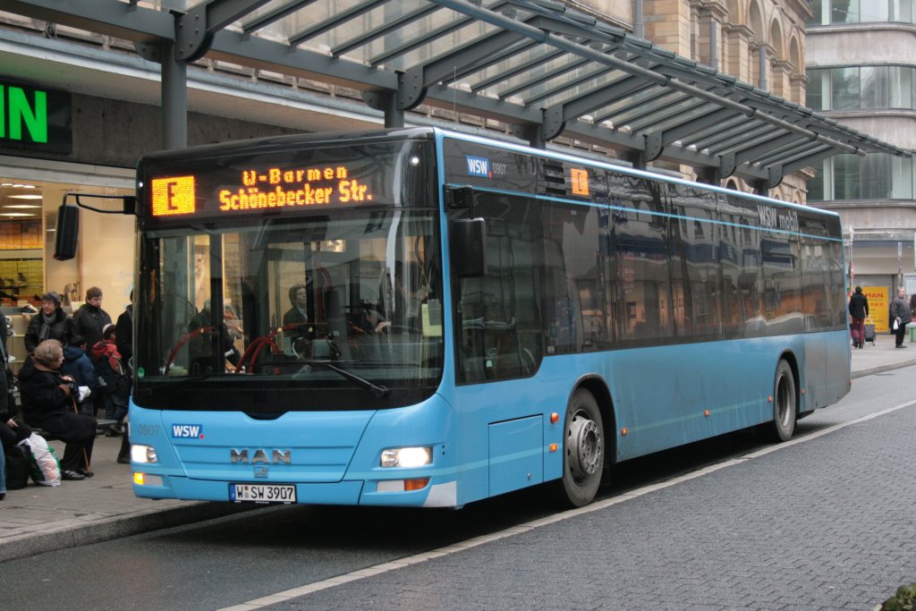 WSW 0907 (W SW 3907) mit dem E-Bus nach Wuppertal Barmen.
Aufgenommen am Wall Museum am 13.3.2010.