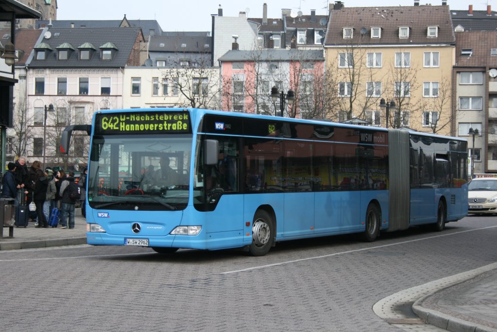 WSW 0962 (W SW 2962) am Bahnhof Oberbarmen mit der Linie 642.
17.3.2010