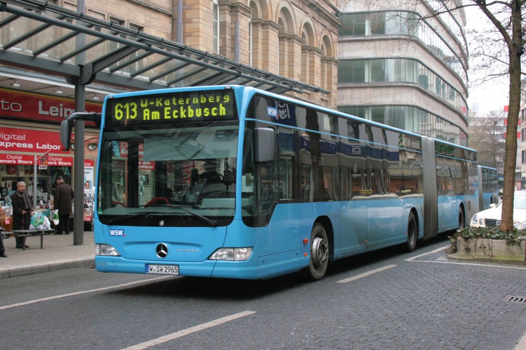 WSW 0965 (W SW 2965) am Wall Museum mit der Linie 613 nach W-Katernberg.
13.3.2010