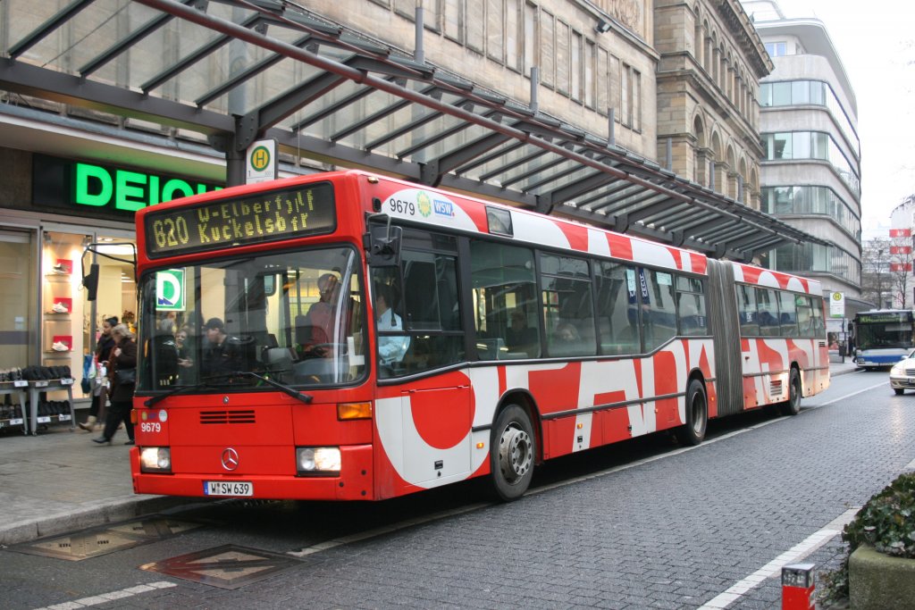 WSW 9679 (W SW 639) mit Werbung fr die Sparkasse.
Aufgenommen mit der Linie 620 nach W-Elberfeld am Wall Museum, 13.3.2010.