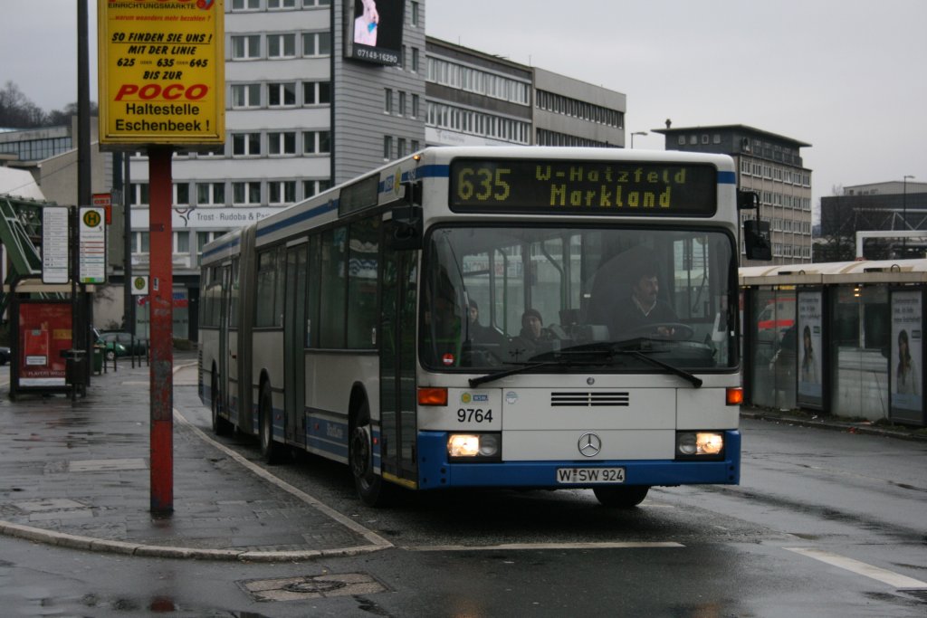 WSW 9764 (W SW 924) mit der Linie 635 nach Hatzfeld.
Aufgenommen am HBF Wuppertal,27.12.2009.