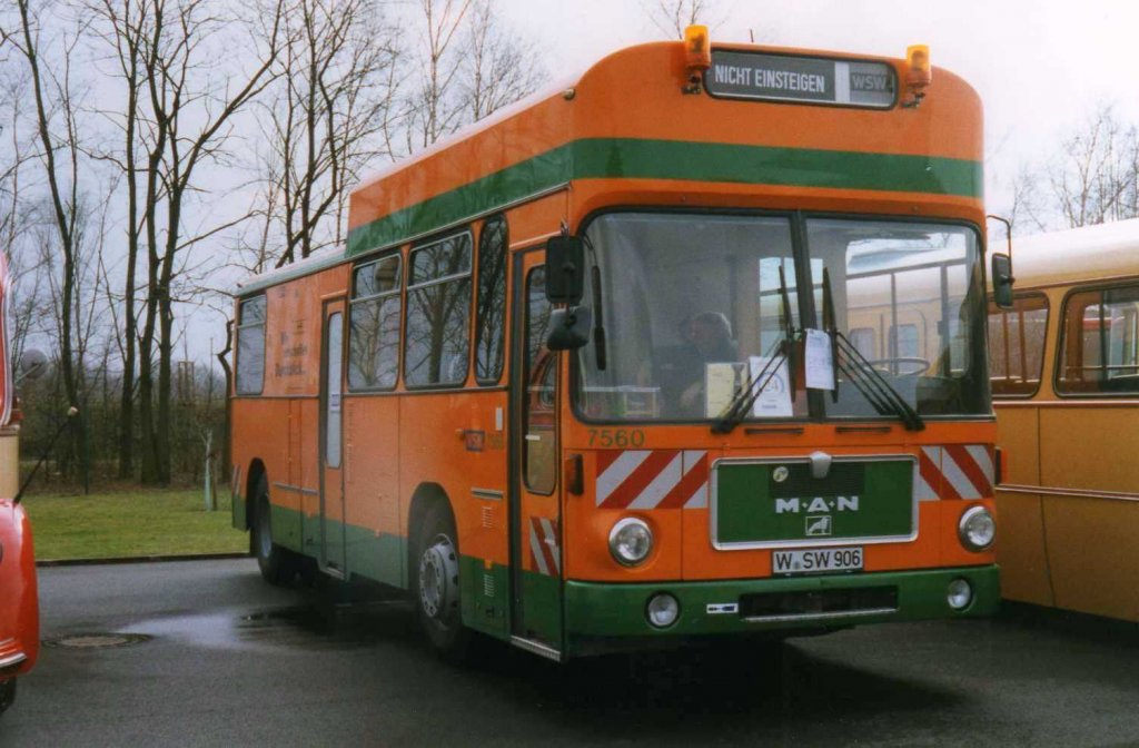 WSW Werkstattbus 7560, ein ehemaliger MAN SG220, aufgenommen im Mrz 1999 auf dem Gelnde der Neoplan NL in Oberhausen.