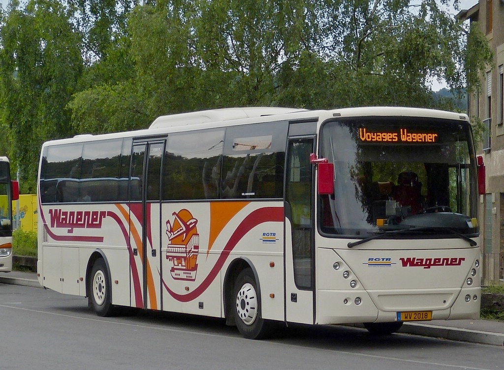 (WV 2018) Volvo Vdl  B12B Jonkheere von Voyages Wagener aus Mertzig wartet am 05.07.2013 in Ettelbrck am Bahnhof auf seinen nchsten Einsatz.