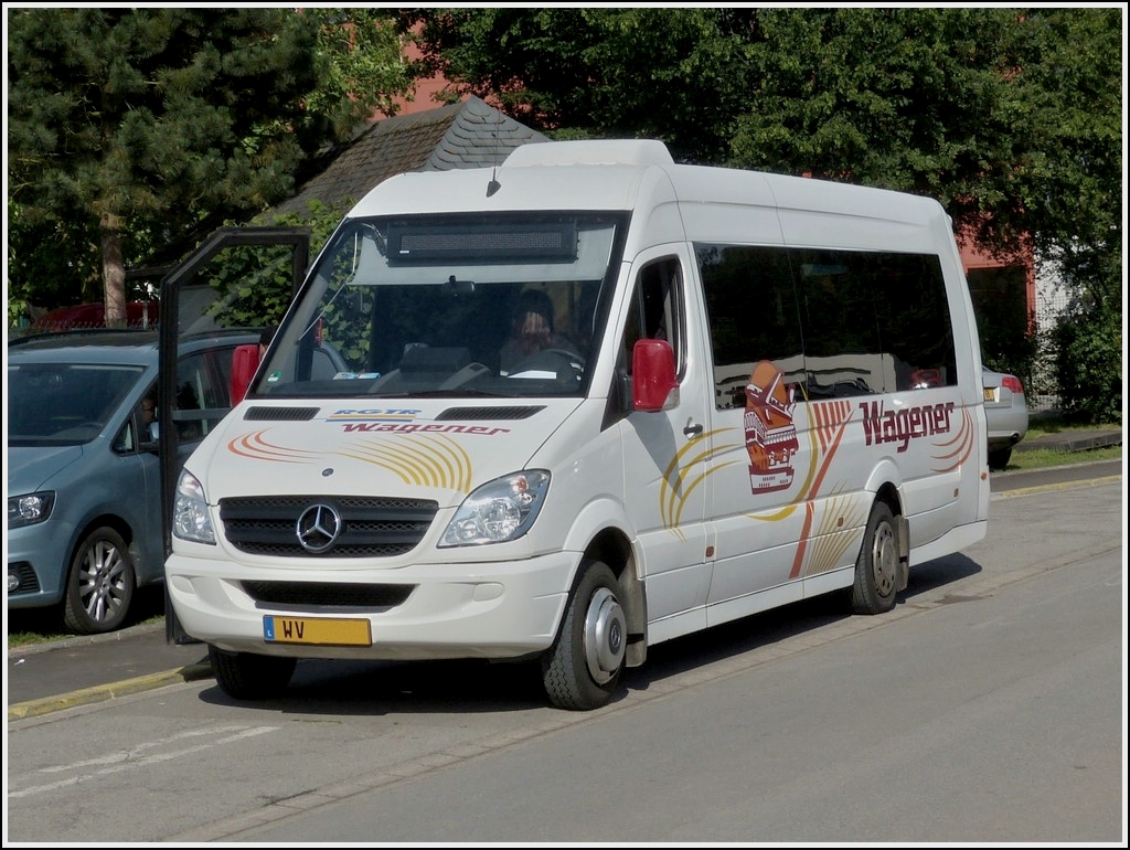 (WV 2032) Am 01.07.2012 war dieser M-B Minibus als Shuttle zwischen einem P&R Parking und dem Landwirschafts Austellungsgelnde in Ettelbrck im Einsatz.