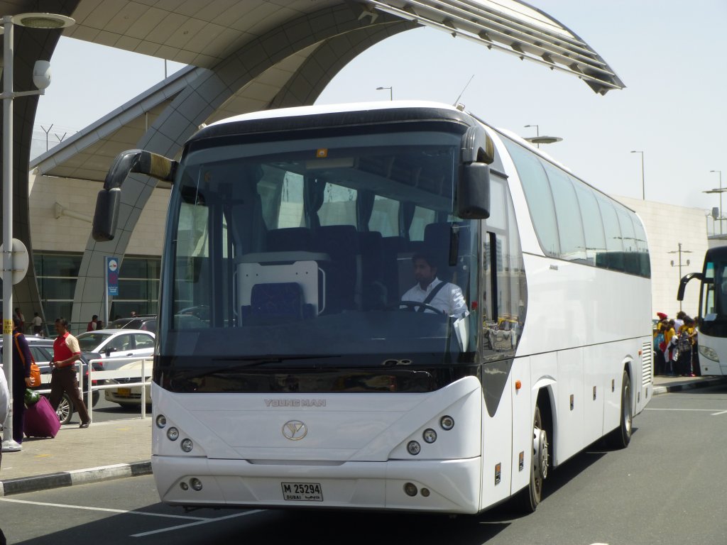 Youngman (chin. Hersteller, Joint Venture von Neoplan), mit groer hnlichkeit zum Neoplan Tourliner, Dubai/VAE Flughafen 17.03.2013